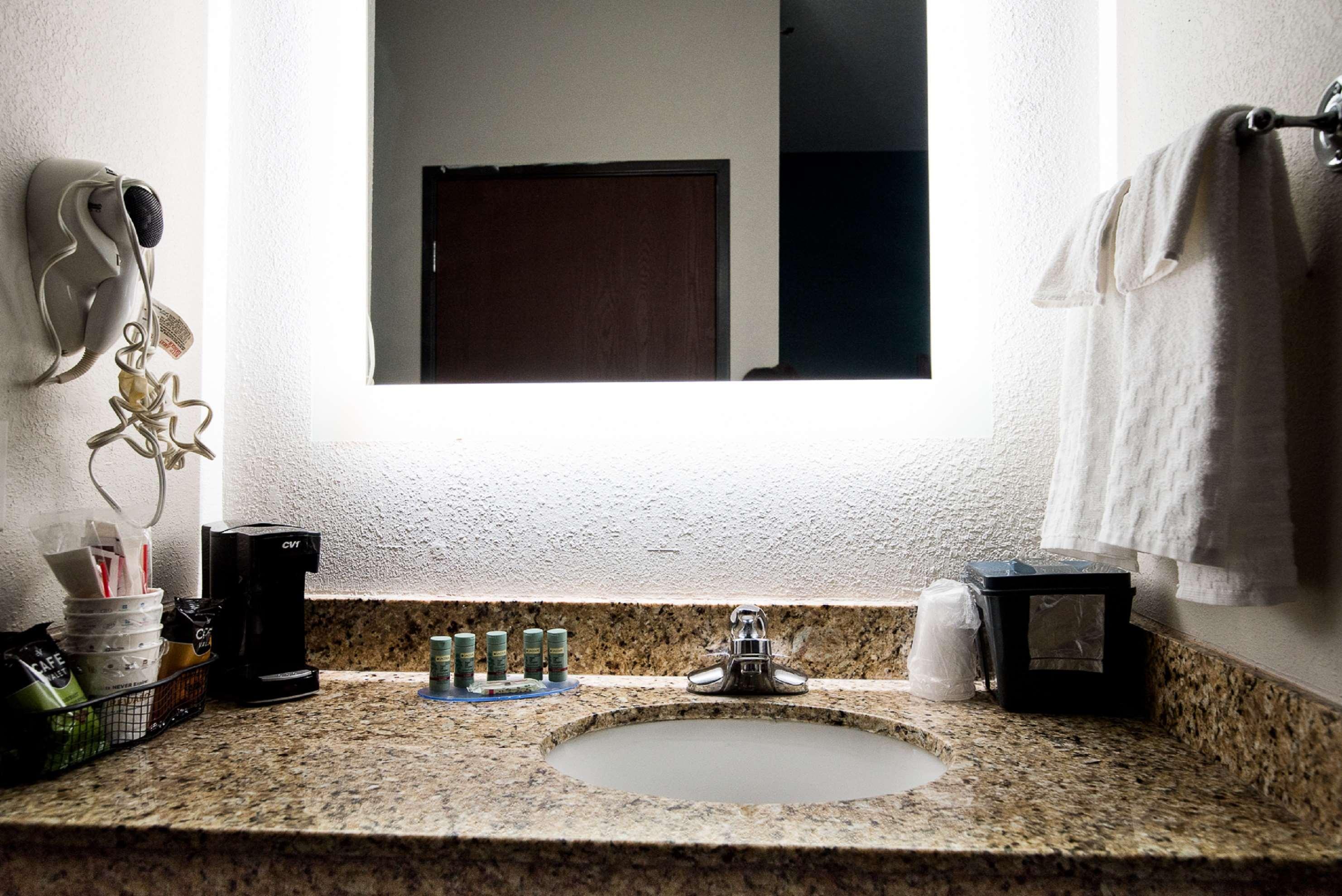 Surestay Plus Hotel By Best Western Topeka Buitenkant foto
