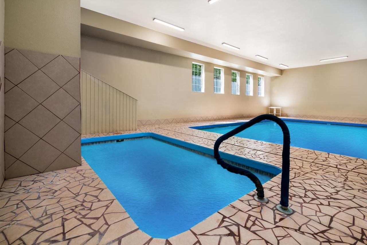 Surestay Plus Hotel By Best Western Topeka Buitenkant foto