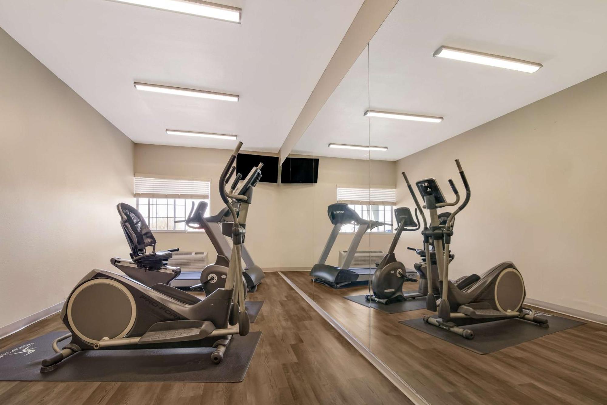 Surestay Plus Hotel By Best Western Topeka Buitenkant foto