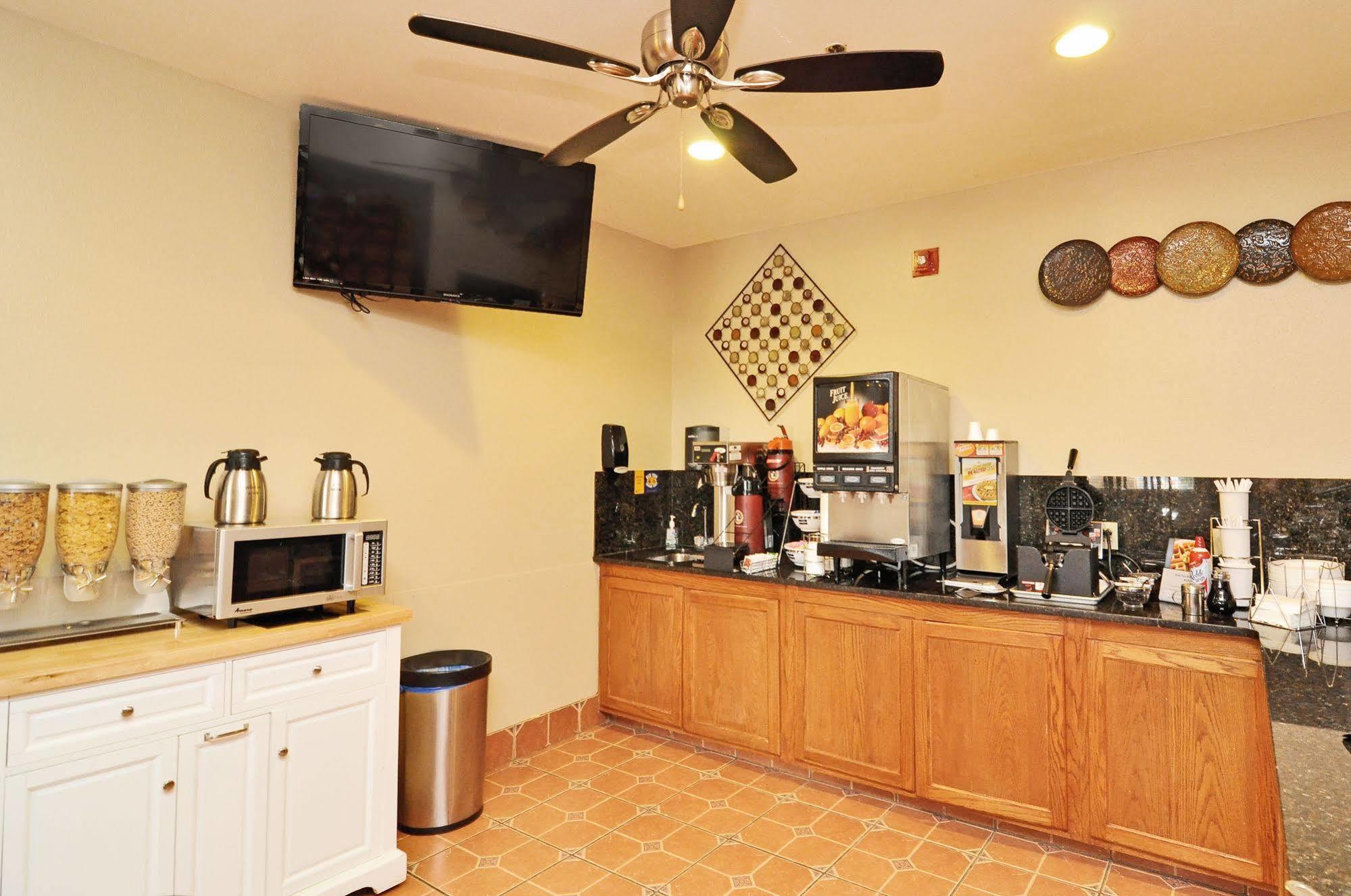 Surestay Plus Hotel By Best Western Topeka Buitenkant foto