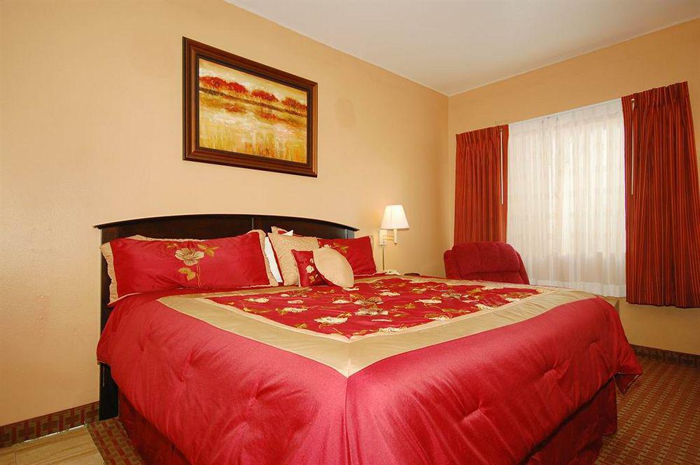 Surestay Plus Hotel By Best Western Topeka Kamer foto